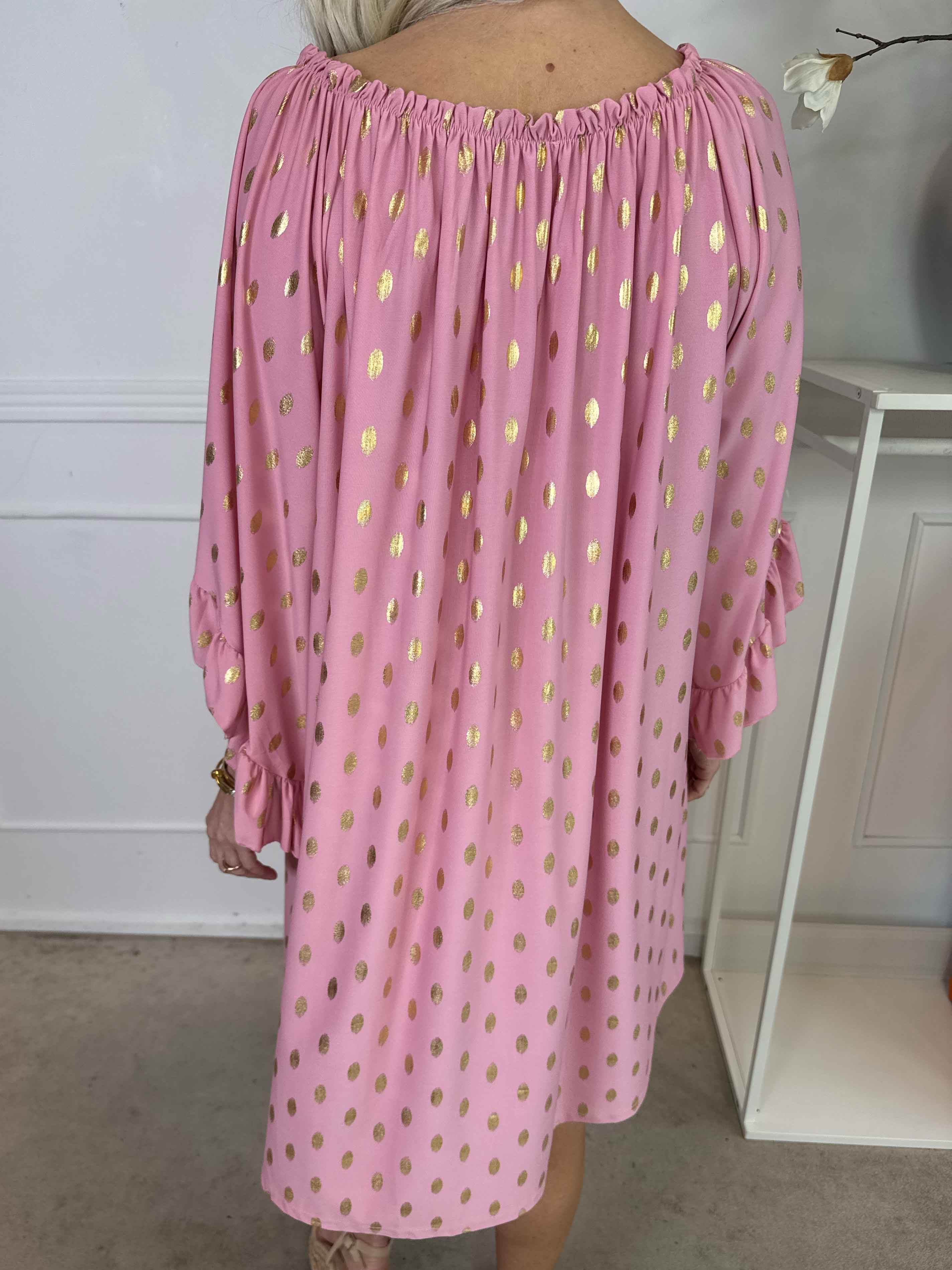 Yasma - Elastisk tunikaklänning med guldprickar och volangärmar